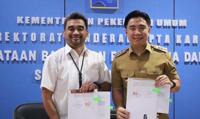 Bupati-Michael-Thungari-menandatangi-surat-kesepatan-SPAM-Bungalawang-Tahuna.jpg