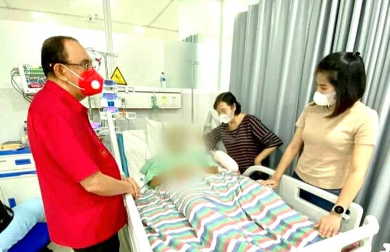 Bupati Minahasa Sulawesi Utara Royke Roring Kunjungi Jantje Wowiling Sajow di Rumah Sakit