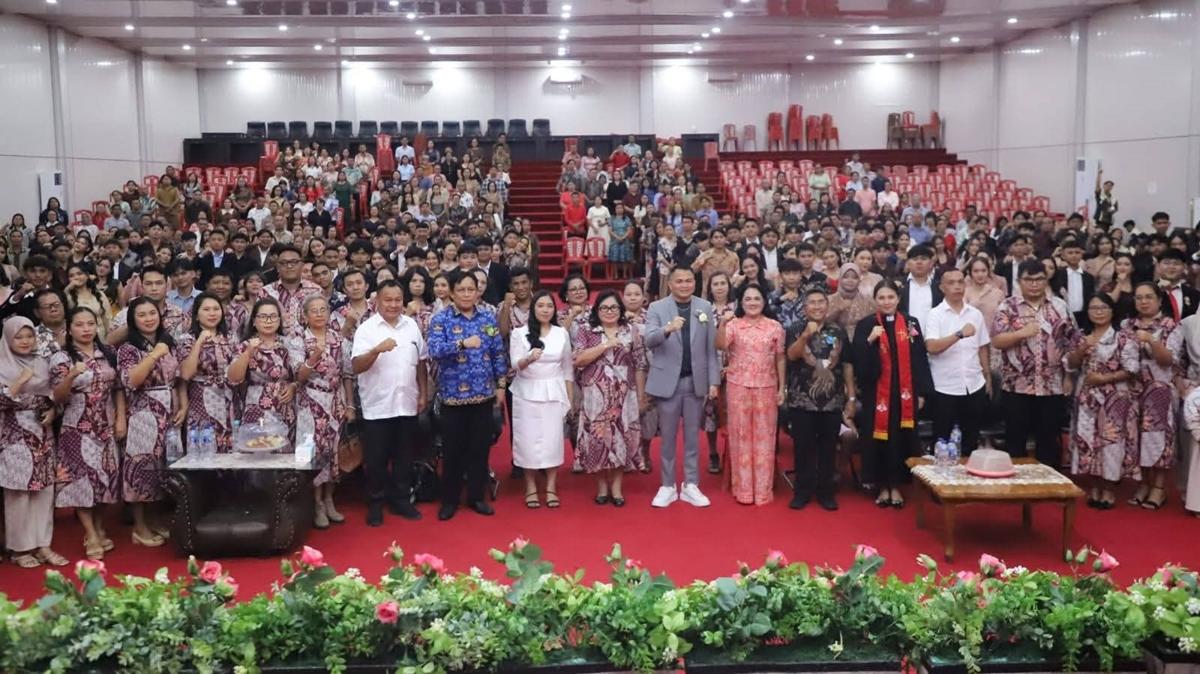 Bupati-Minahasa-Tenggara-Mitra-Ronald-Kandoli-menghadiri-ibadah-syukur-kelulusan-siswa.jpg