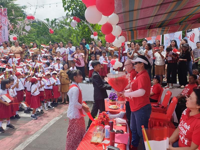 Dapat Kejutan di Peringatan HAN 2023, Evangelian Sasingen dan John Palandung Berlinang Air Mata