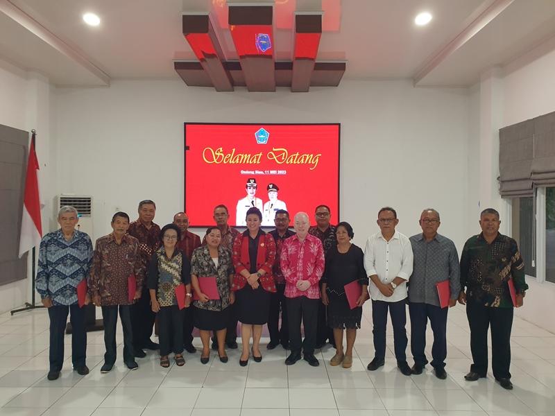 Bupati-dan-Wabup-bersama-para-Stafsus-yang-baru-diangkatfgjfgjghj.jpg