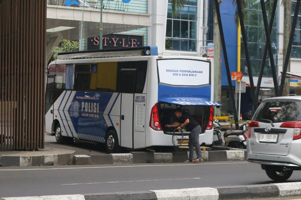 Bus-layanan-Surat-Izin-Mengemudi-SIM-Keliling-hadir-di-depan-Star-Squarek983e.jpg
