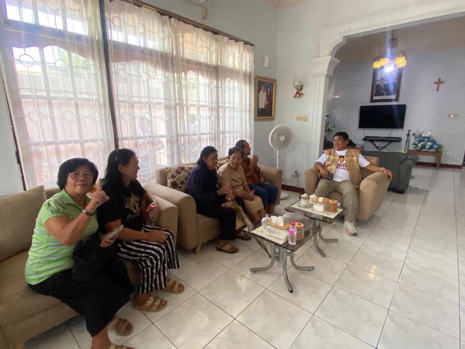 Bertemu dengan Lansia, Cagub Sulut Yulius Komaling Tersentuh: Mereka Ini Adalah Tiang Doa