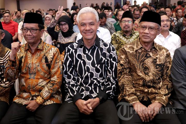 Calon-Presiden-Ganjar-Pranowo-tengah-bersama-Calon-Wakil-Presiden-Mahfud-MD-kiri.jpg