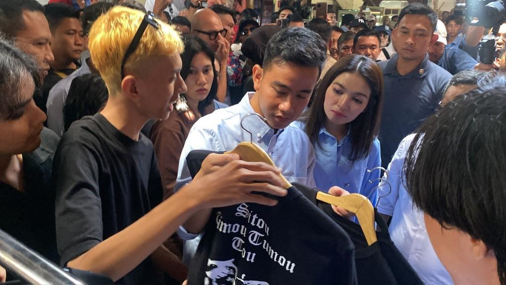 Calon-Wakil-Presiden-RI-nomor-urut-2-Gibran-Rakabuming-Raka-membeli-produk-UMKM-asal.jpg