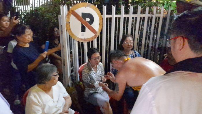 Tangsin Temui Para Ibu Lansia Saat Cap Go Meh di Manado Sulut, Ini yang Dilakukan