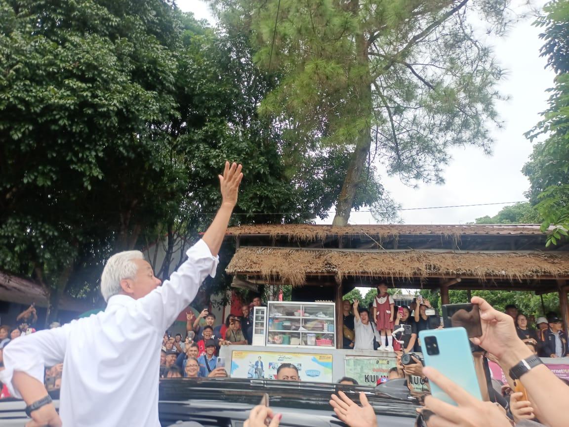 Kunjungi Pasar Ekstrem Tomohon, Capres Ganjar Pranowo Dialog Bersama Pedagang