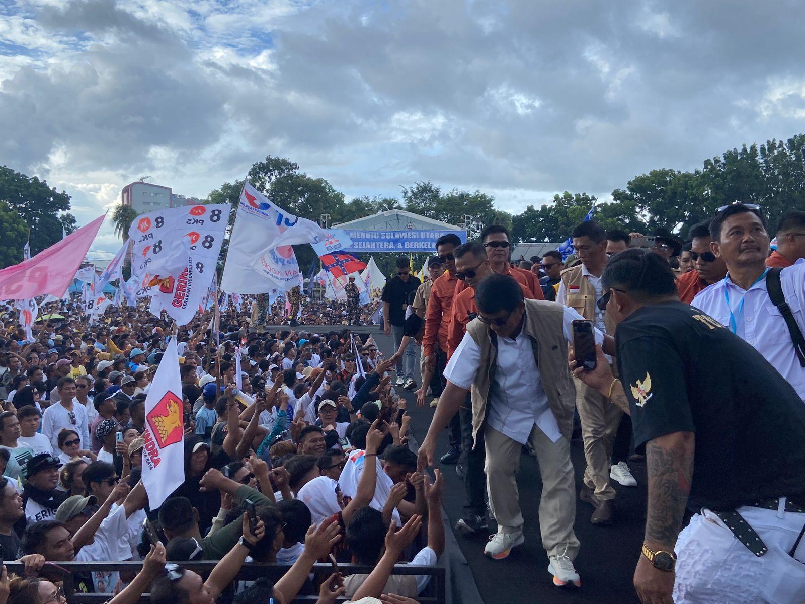 Tiba di GOR RW Mongisidi Manado, Paslon Pilgub Sulut 2024 YSK-Victor Disambut Riuh Pendukung