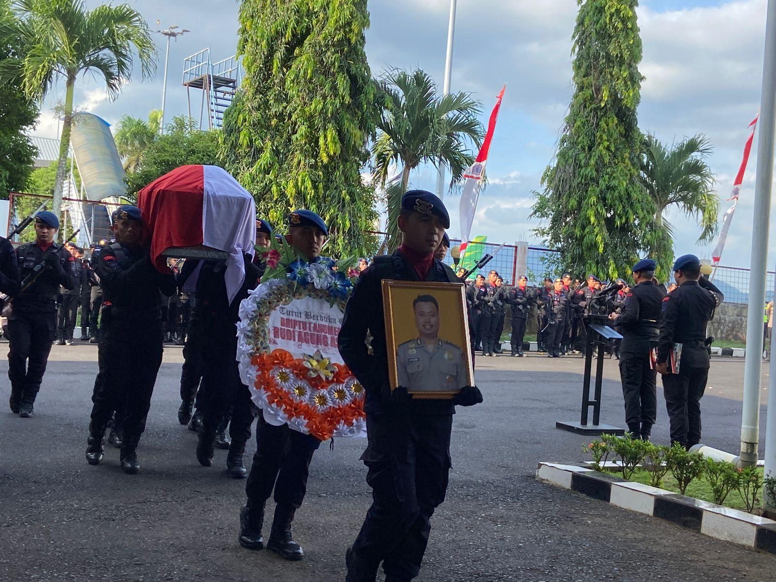 Caption-Jenazah-Almarhum-Anggota-Brimob-Polda-Sulawesi-Utara-Briptu-Rudi-Agung.jpg