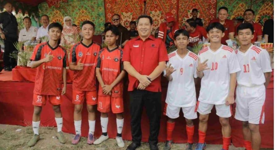 Caption-Wagub-Sulut-Steven-Kandouw-buka-turnamen-sepak-bola-Soekarno-Cup-U-17-di.jpg