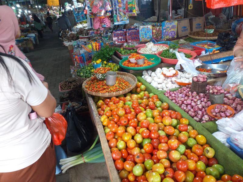 Caption-foto-bahan-dapur-di-Pasar-23-Maret-Kotamobagu-Kamis-2312025-Sumber-foto-sendiri.jpg