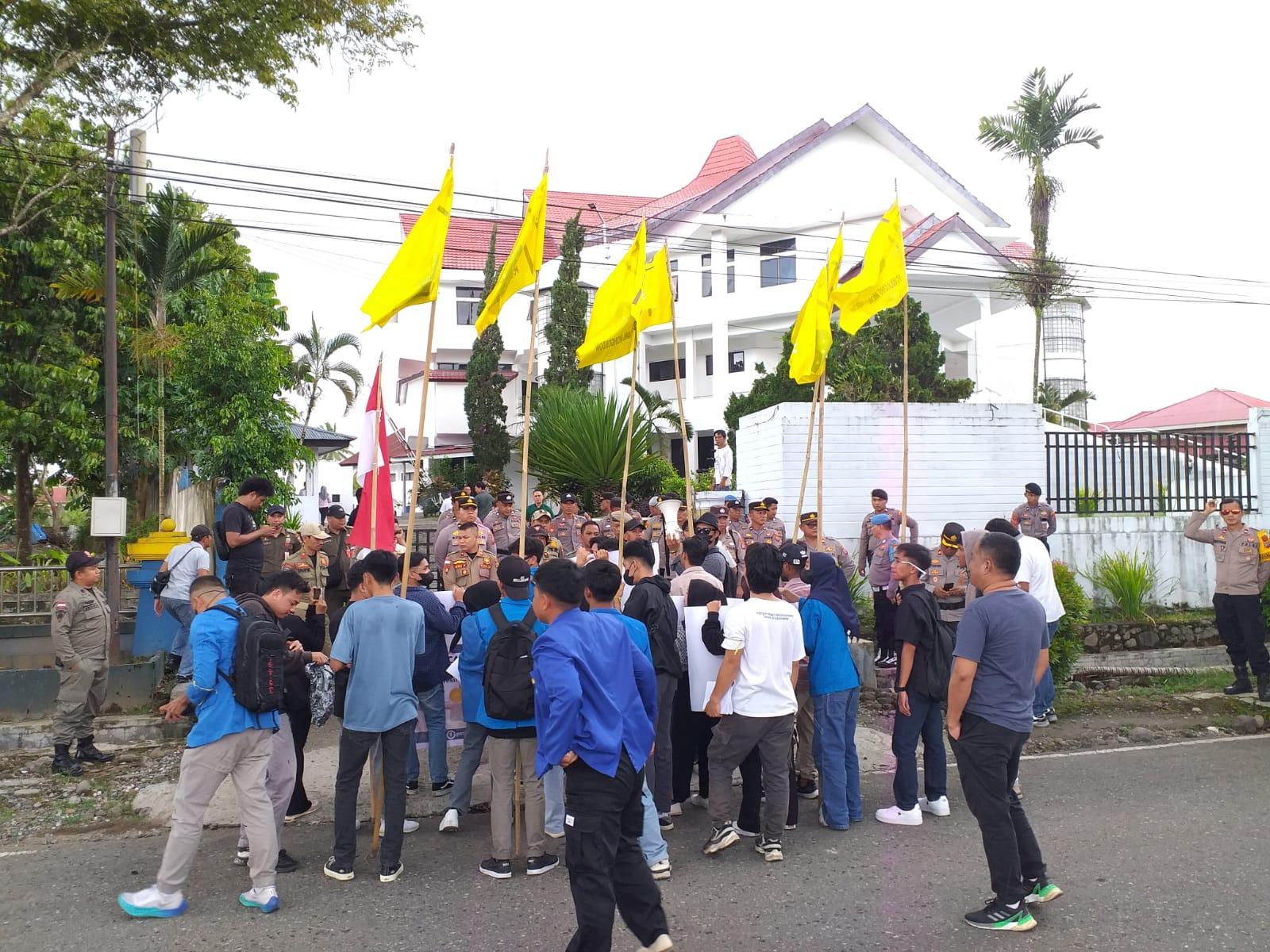 Caption-foto-suasana-aksi-demonstrasi-mahasiswa-di-kantor-DPRD-Kotamobagu.jpg