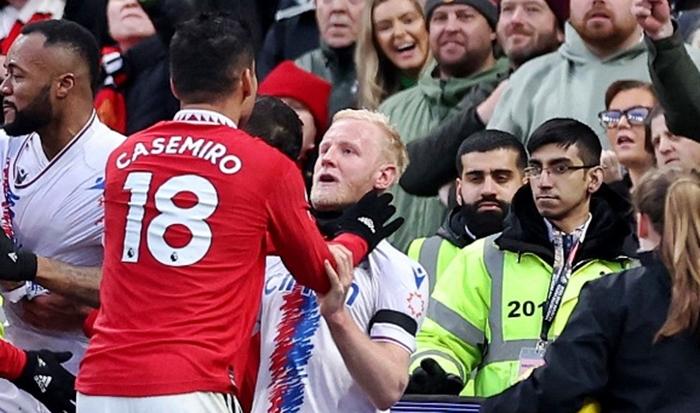 Casemiro-cekik-Will-Hughes-dalam-Manchester-United-vs-Crystal-Palace.jpg