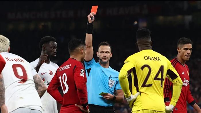 Casemiro-mendapat-kartu-merah-saat-laga-Manchester-United-vs-Galatasaray.jpg