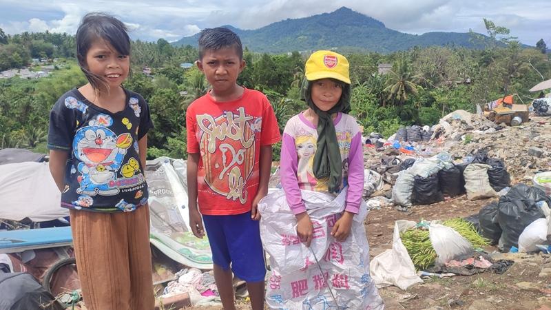 Cerita Ketlin dan Mia, Bantu Orang Tua Jadi Pemulung Sampah di TPA Sumompo Sulawesi Utara