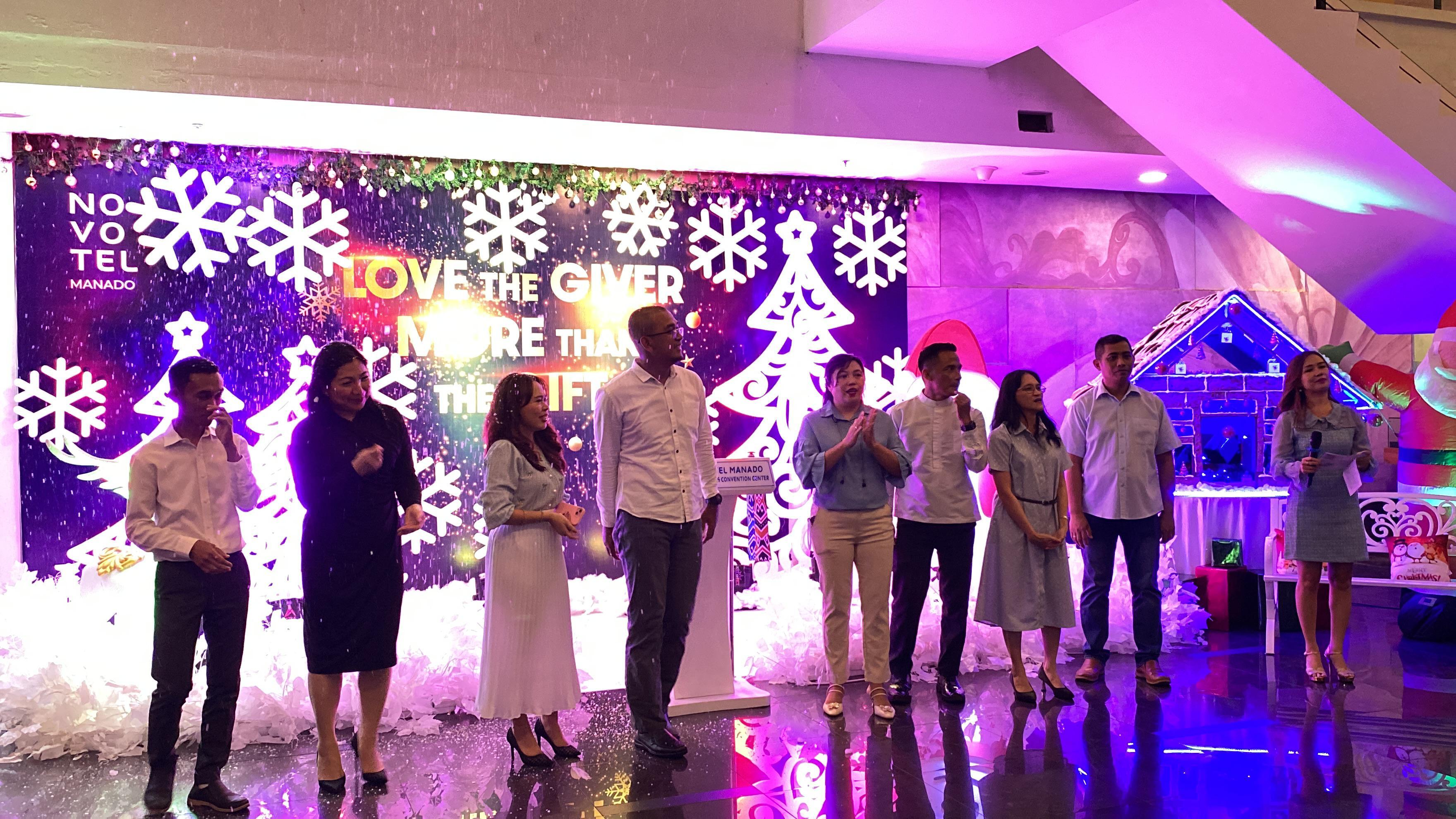 Christmas-Light-Up-Ceremony-yang-digelar-Novotel-Manado-pada-Selasa-3-Desember-2024.jpg
