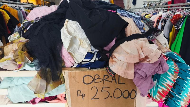 DAGANGAN-BAJU-BEKAS-Pelarangan-impor-baju-bekas-oleh-Menteri-Keuangvhfghy8gh8.jpg