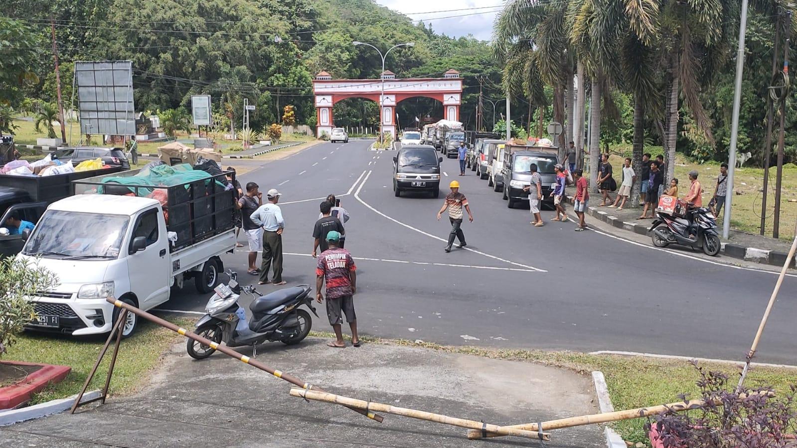 DATANGI-Puluhan-armada-angkuta-sampah-ke-KHJKHJK.jpg