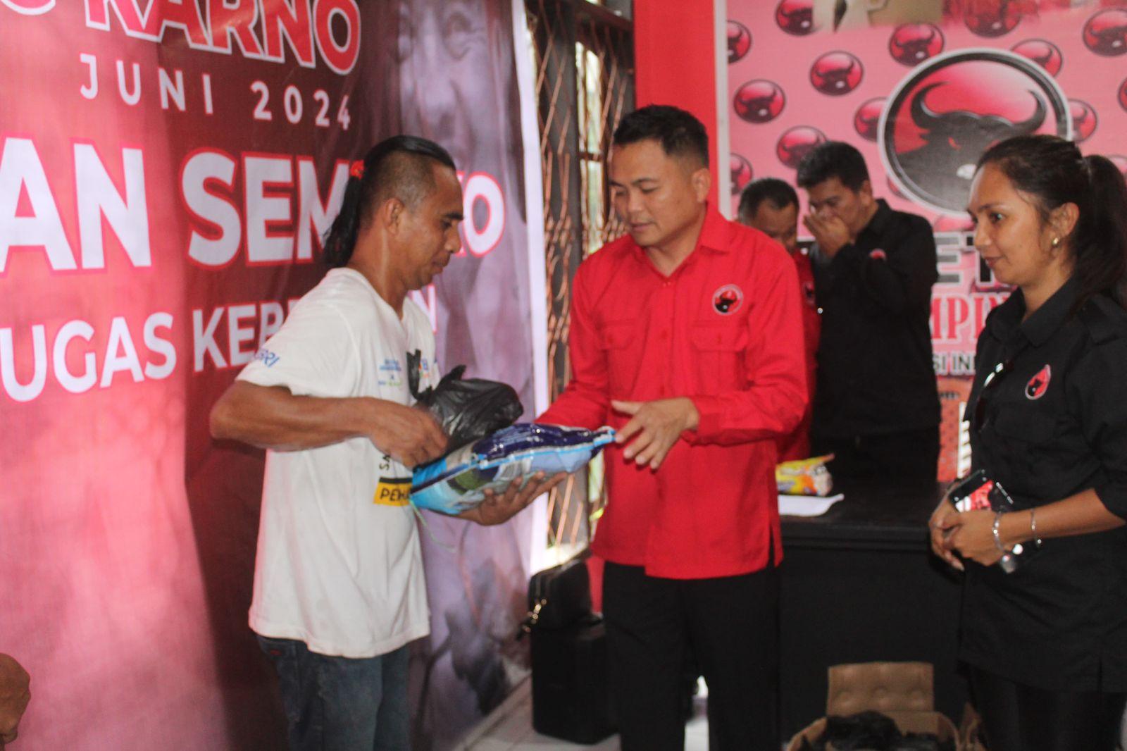 Maknai Bulan Bung Karno, PDIP Mitra Sulut Berbagi Kasih dengan Penyapu Jalan dan Tukang Ojek