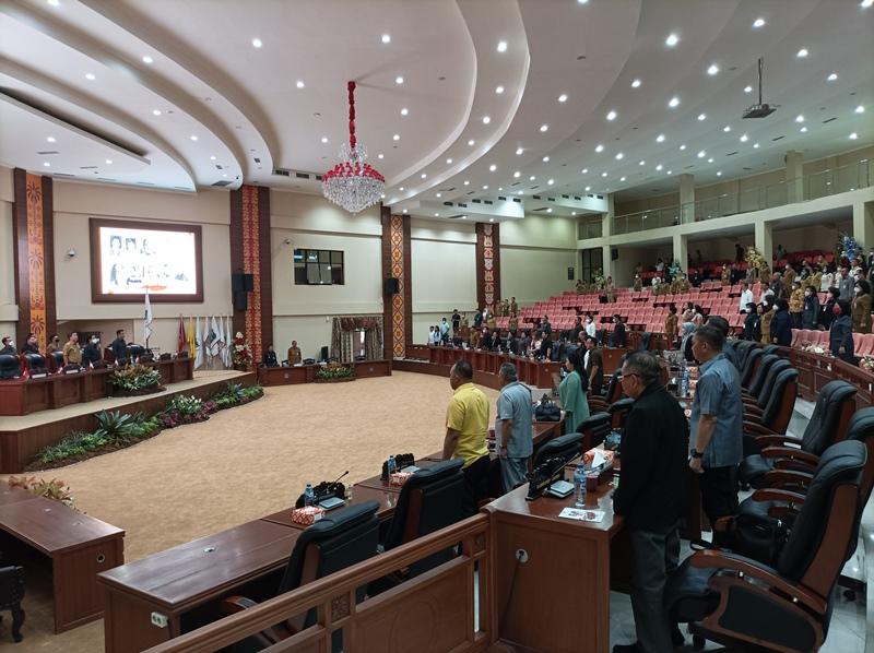 DPRD-Sulawesi-Utara-Gelar-Rapat-Paripurna-Wagub-Steven-Kandouw-Beber-Penjelasan-APBD-P-2022.jpg