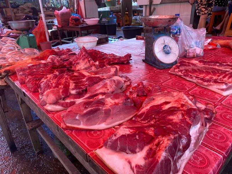 Daging-Babi-di-Pasar-Beriman-Tomohon-BVMHG878979.jpg