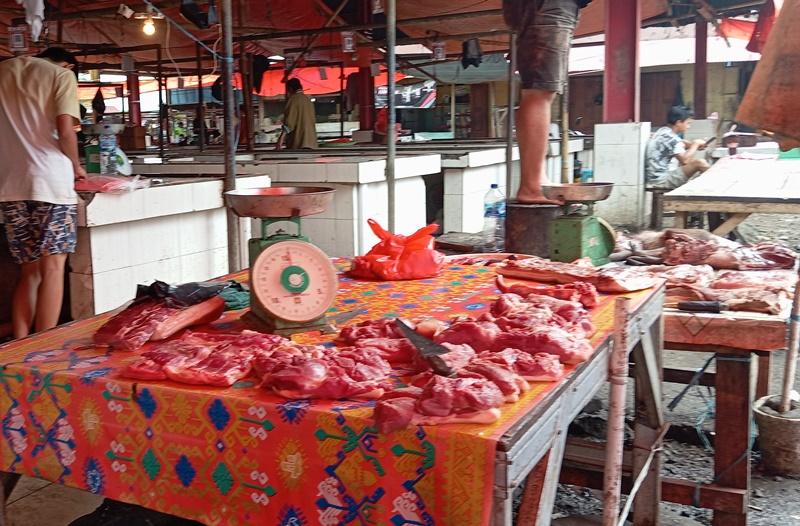 Daging-babi-di-Pasar-Pinasungkulan-Karombasan-Manado-Sulut1234.jpg