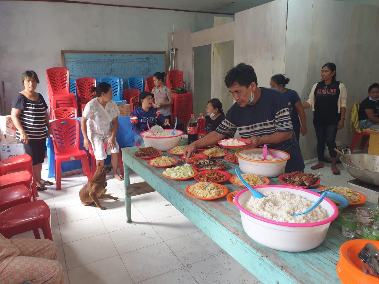 Melihat Aktivitas Dapur Umum di Lokasi Pengungsian Warga Terdampak Aktivitas Gunung Api Karangetang