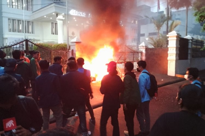 Demo-Aliansi-Mahasiswa-Jawa-Barat-di-depan-Kantor-DPRD-Jabar-Jumat-20102023.jpg
