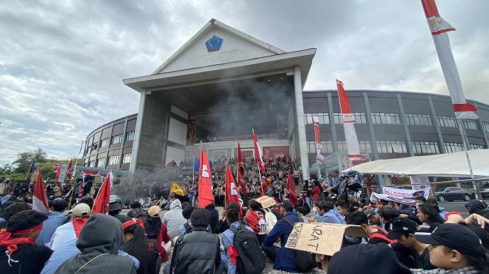 Potret Aksi Unjuk Rasa Massa di Depan Gedung DPRD Sulut, Ada yang Bakar Ban hingga Spanduk Jokowi