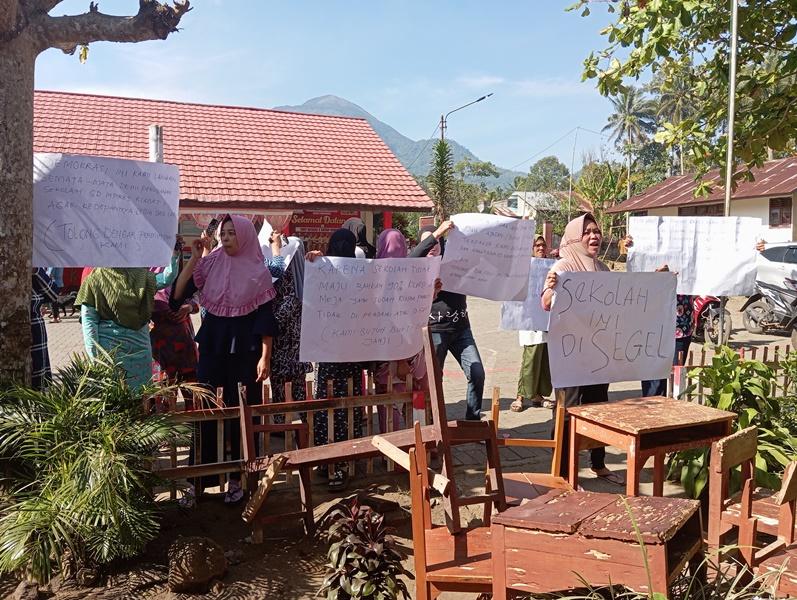 Demo-di-SDN-Inpres-Klabat-Dimembe-Minut-Sulawesi-Utarafhfghfghfgh.jpg