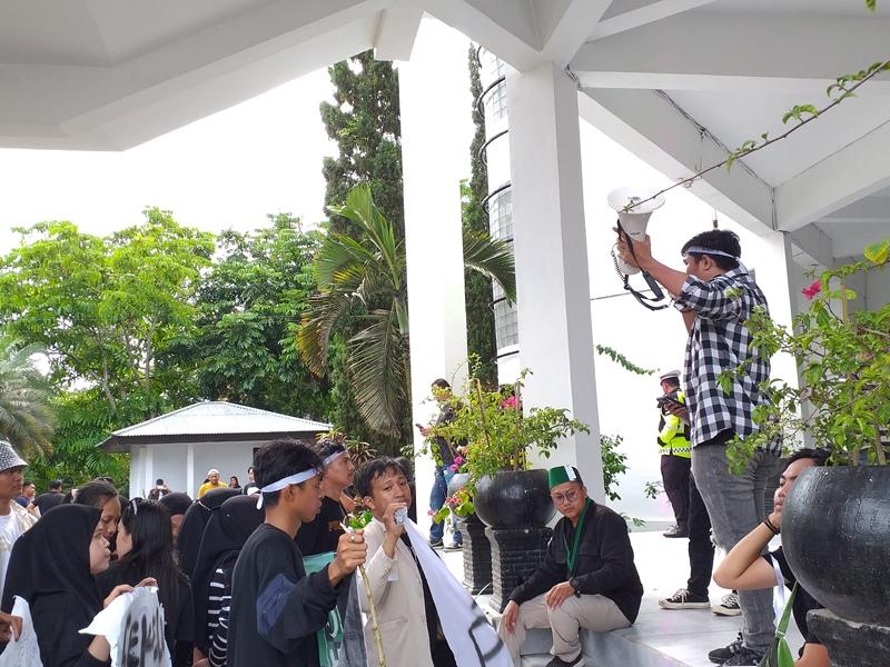 Demo-para-mahasiswa-di-Gedung-DPRD-Kotamobagu-Sulawesi-Utaral90.jpg