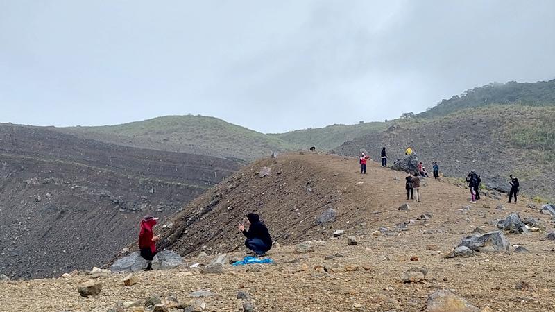 Destinasi-Wisata-Suasana-di-Kawah-Tompaluan-Gunung-Lokon-Tomohon-Sulawesi-Utara.jpg