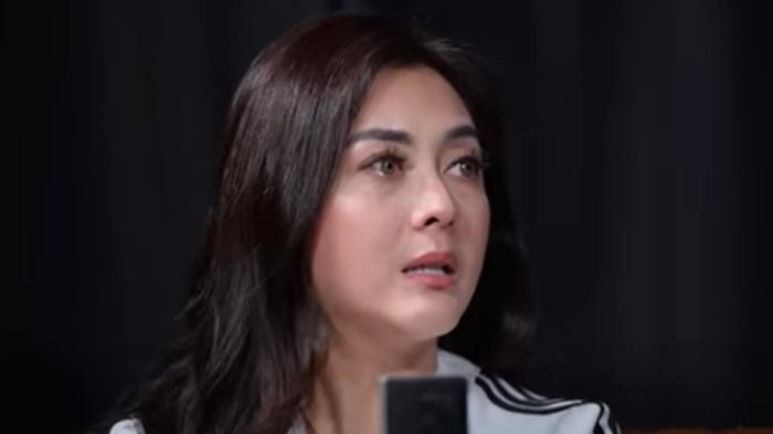 Dhena Devanka Menangis, Singgung soal Tanggung Jawab Jonathan Frizzy ke Anak