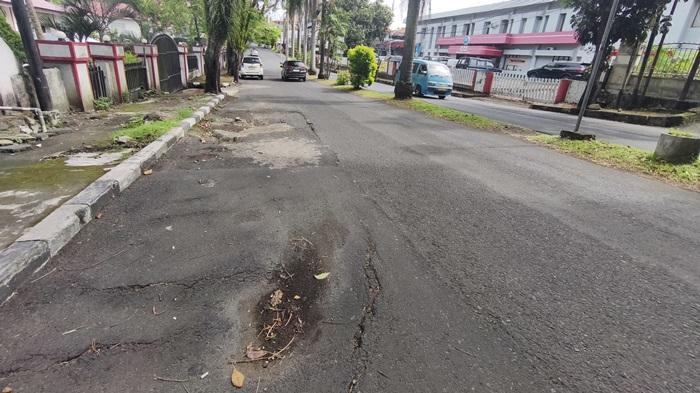 Di-jalan-turuan-dua-arah-tepatnya-di-depan-Kantor-BNN-Sulut-ada-jalan-rusak-di-bagian-kiri-jalan.jpg
