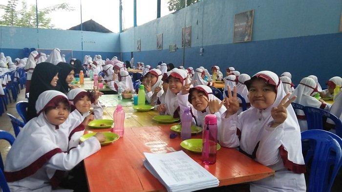 Dimulai-Tahun-2025-Program-Makan-Siang-Gratis-Dianggarkan-Rp15-Ribu-per-Anak.jpg