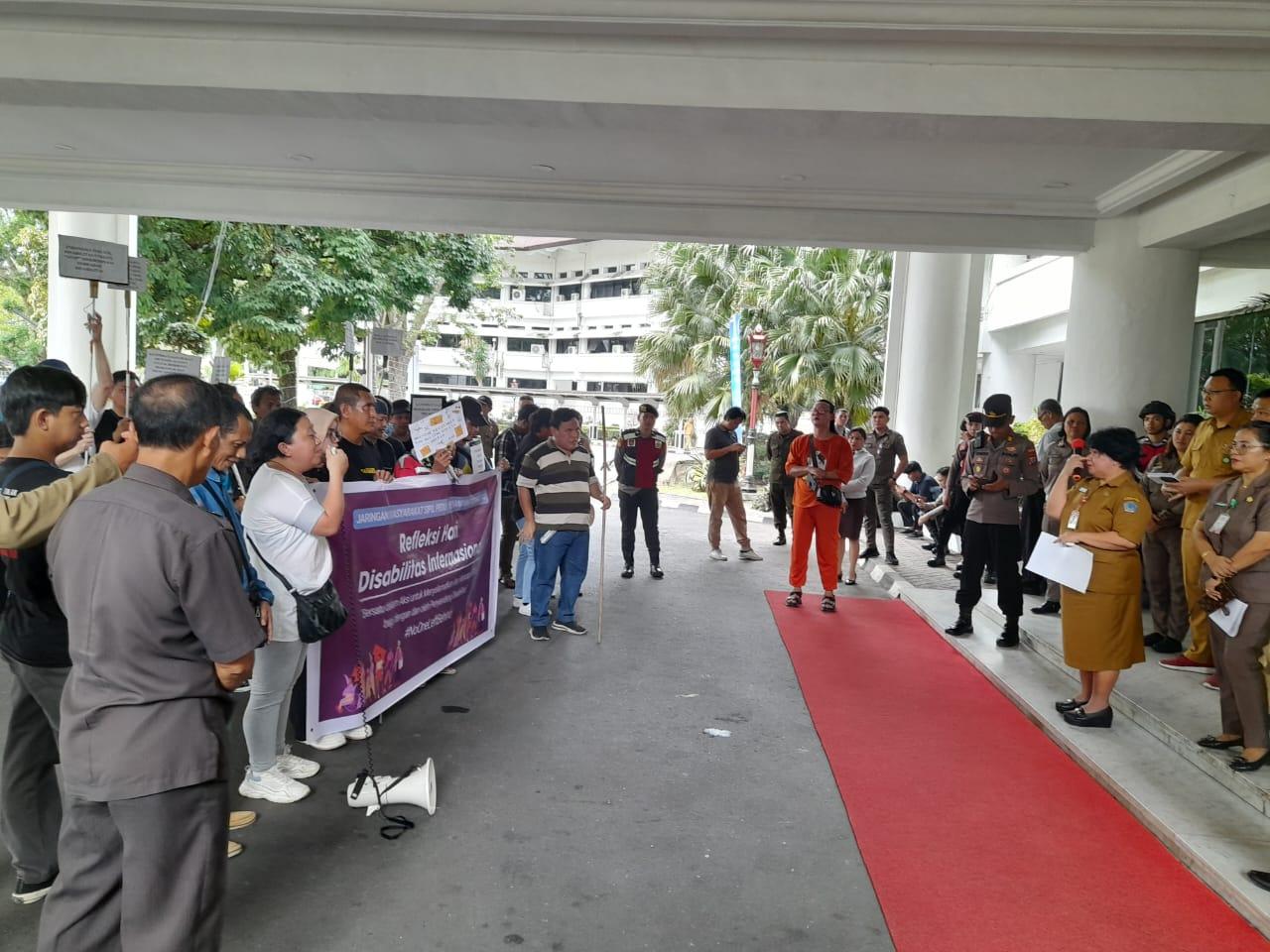 Disabilitas-Gelar-Aksi-Damai-di-Kantor-Gubernur-Sulawesi-Utarafhfghfgh.jpg