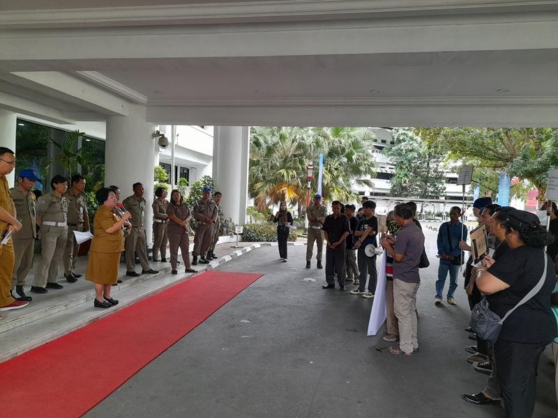 Flora Krisen Sambut Pendemo Disabilitas di Kantor Pemprov Sulawesi Utara