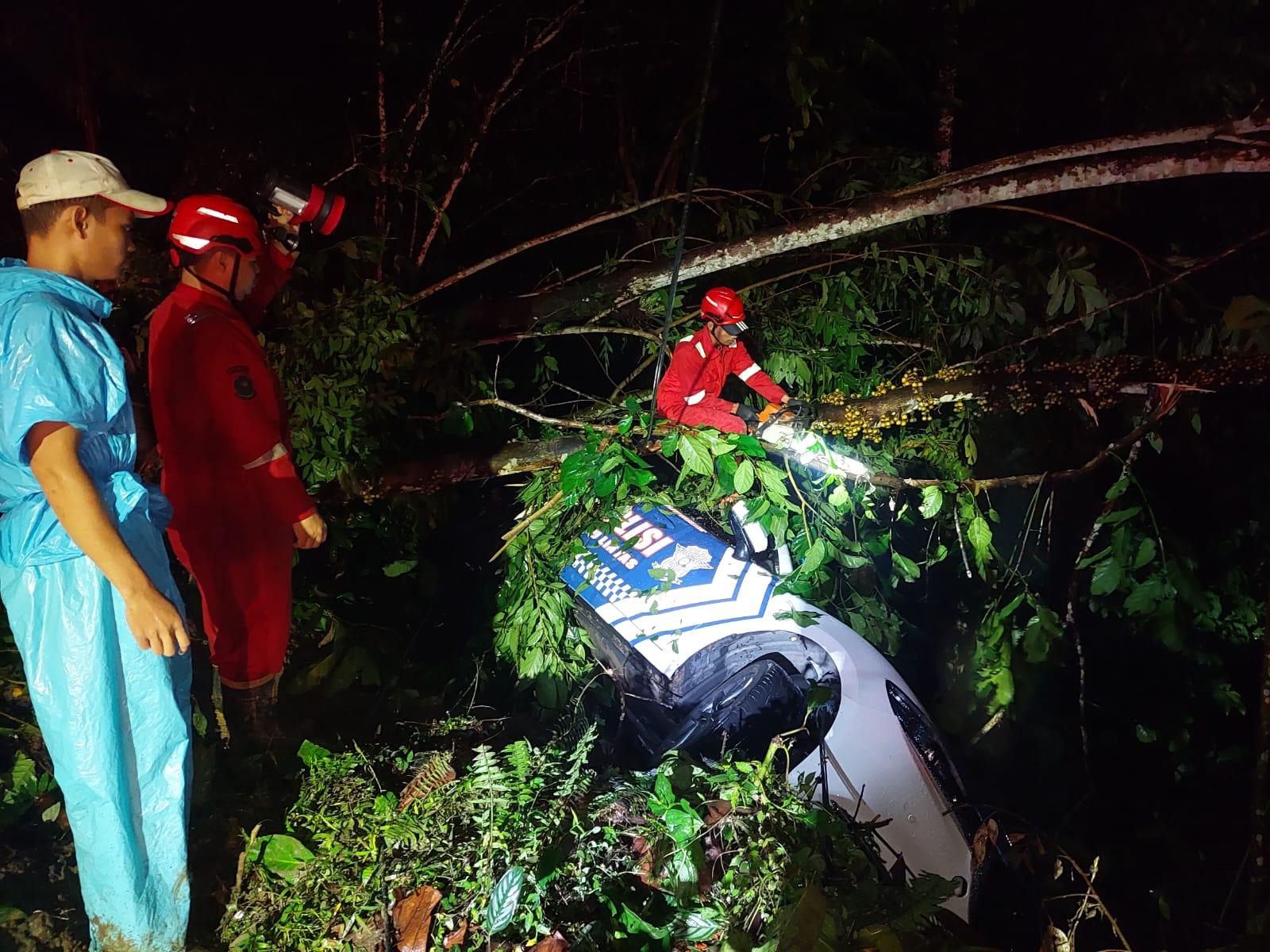 Evakuasi Mobil Patroli yang Terseret Longsor di Jalan Tanggari Minut Libatkan Damkar dan JMB