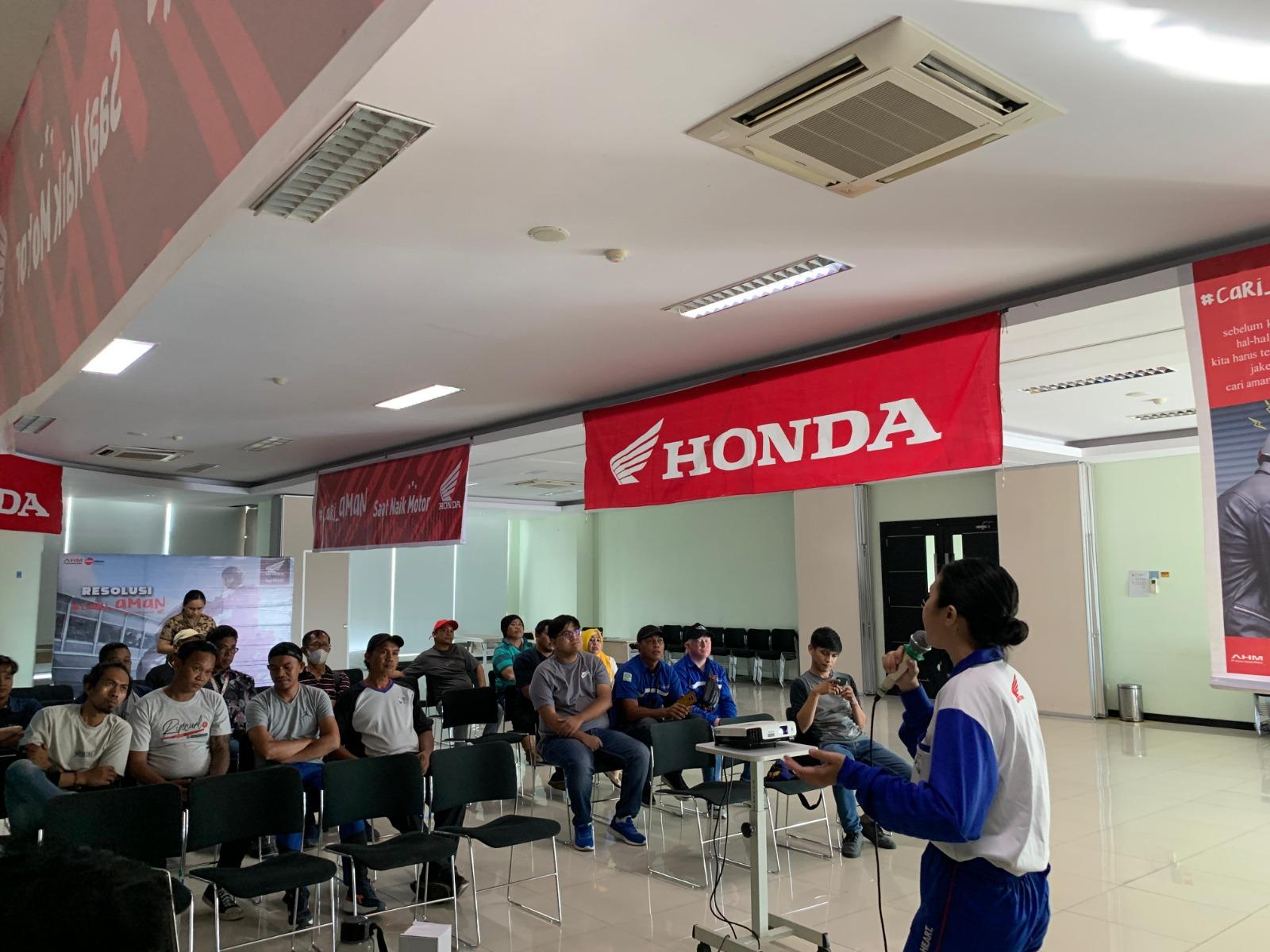 Edukasi-keselamatan-berkendara-oleh-PT-DAW-kepada-karyawTJGJGHJ.jpg