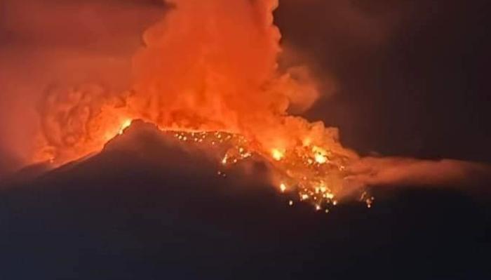 Erupsi-Gunung-Ruang-di-Tagulandang-Kepulauan-Sitaro-GFJGHJGHJGHJ.jpg