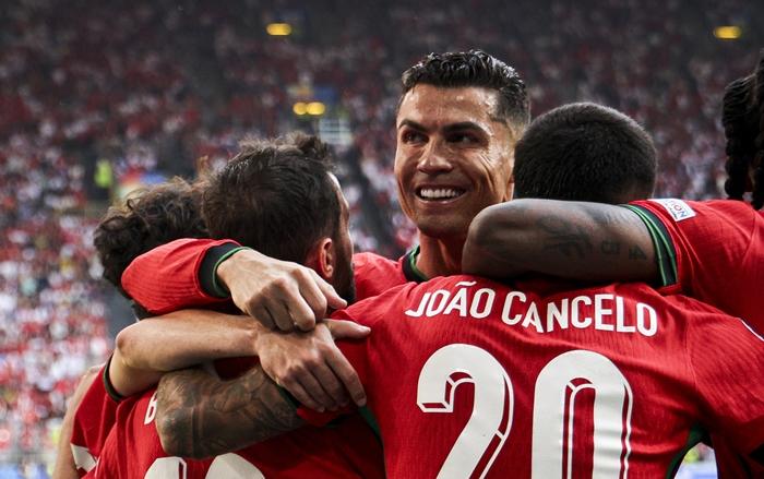 manado/Euro-2024-Cristiano-Ronaldo-Bangga-dengan-Peforma-Skuad-Timnas-Portugal-Usai-Kalahkan-Turki-3-01.jpg