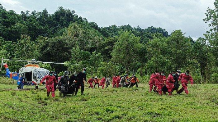 Evakuasi-terhadap-korban-meninggal-saat-longsor-di-tambang-longsor-Suwawa.jpg