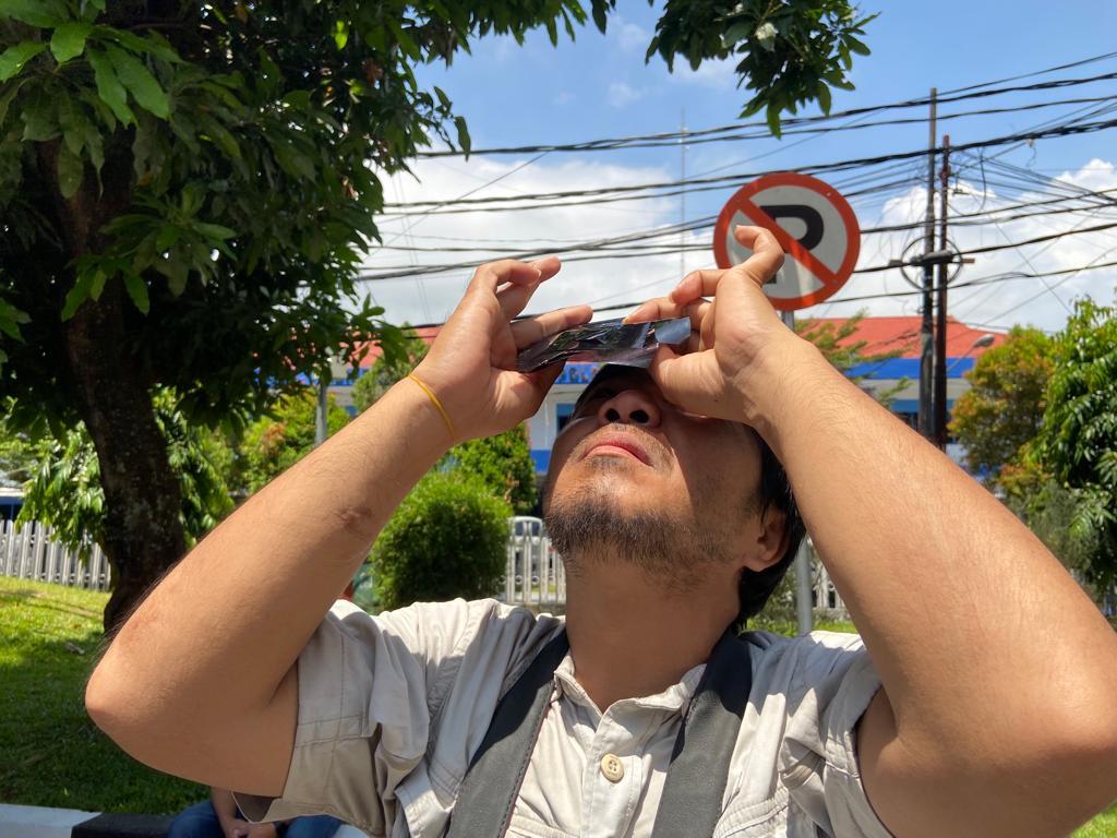 Febry-Kodongan-saat-menggunakan-kaca-film-saat-melihat-gerhana-matahari-ghghfghfgh.jpg