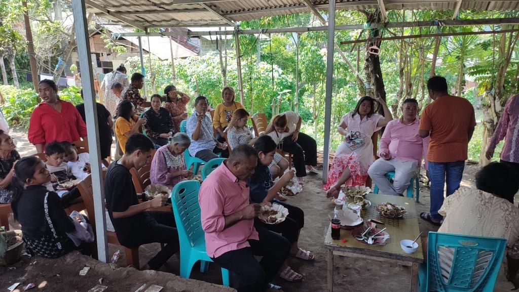 Ferdi-Guhuhuku-Tribun-Manado-Jemaat-Germita-El-Yakim-Porodisa-Manado-menghadiri-undangan.jpg