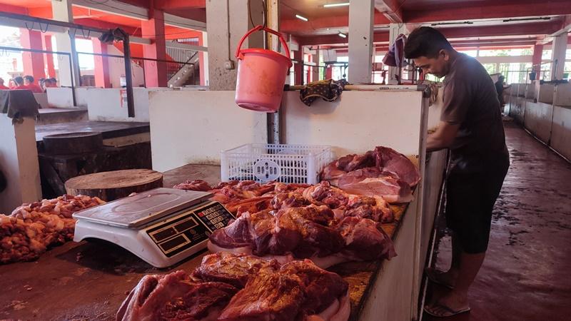 Ferdi-Guhuhuku-Tribun-Manado-Pedagang-daging-babi-di-Pasar-Bersehati-Manado.jpg
