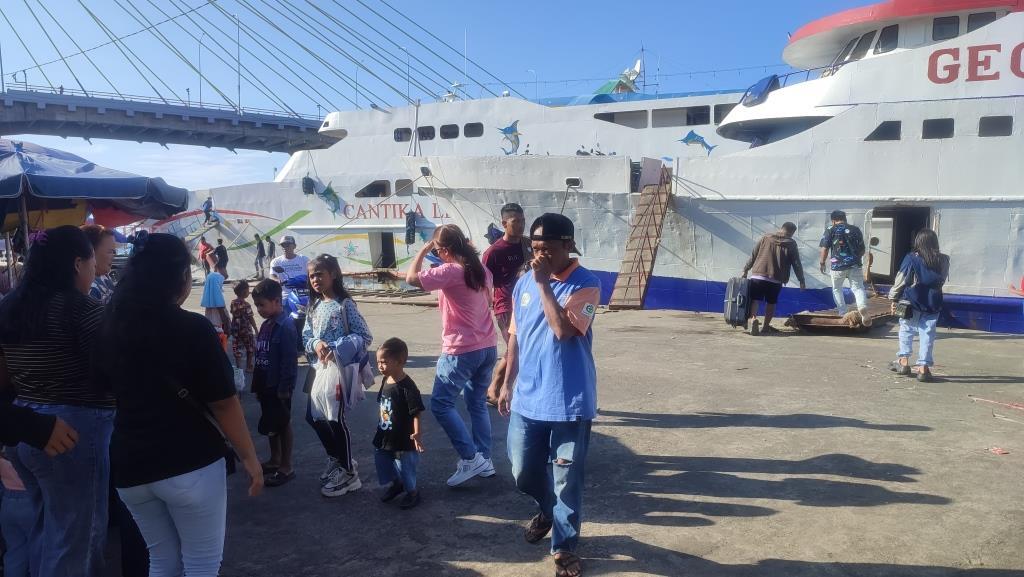 Ferdi-Guhuhuku-Tribun-Manado-Penumpang-KM-Geovani-mulai-naik-ke-Kapal.jpg