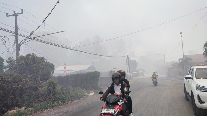 Pengendara Keluhkan Asap Kebakaran TPA Sumompo Manado Sulawesi Utara