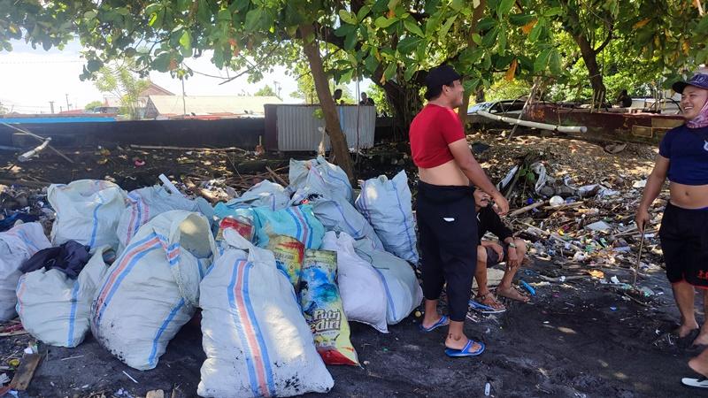 6 Ton Sampah Diangkat DLH Manado Sulawesi Utara Dari Pantai Karangria Boulevard II, Ini Jenisnya
