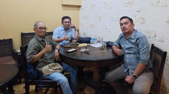 Ferdinand-Dumais-bersama-perwakilan-komunitas-DAS-Sario.jpg