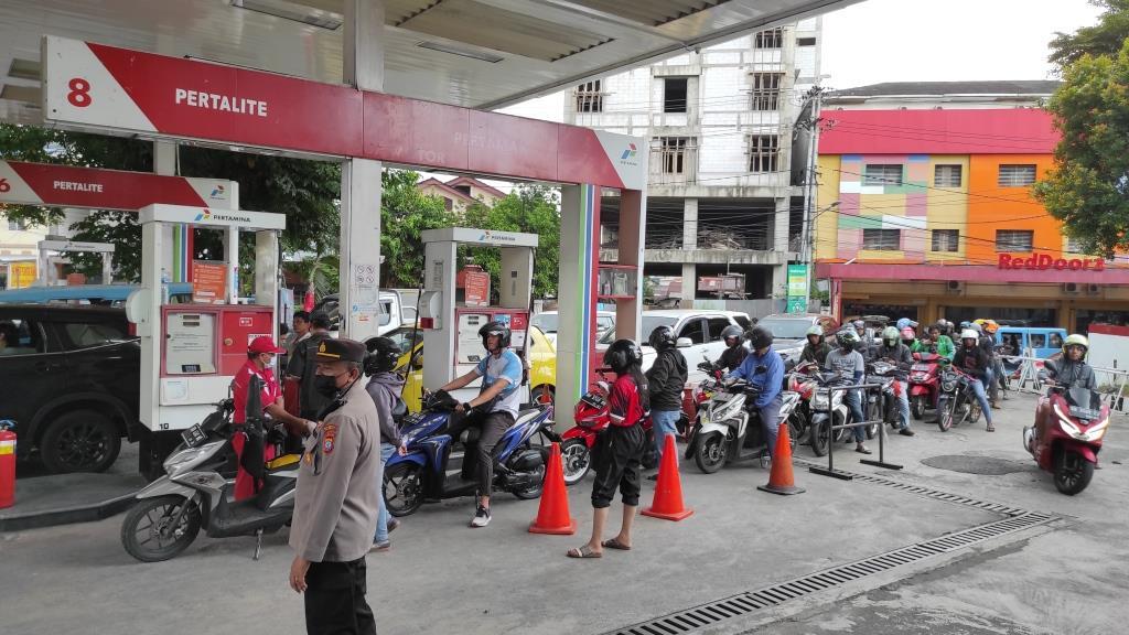Fernando-Lumowa-Suasana-pelayanan-di-SPBU-Sario-Kota-Manado.jpg